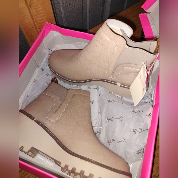 Jessica Carlyle Women's Tan Ankle Boots NWT - Picture 1 of 11
